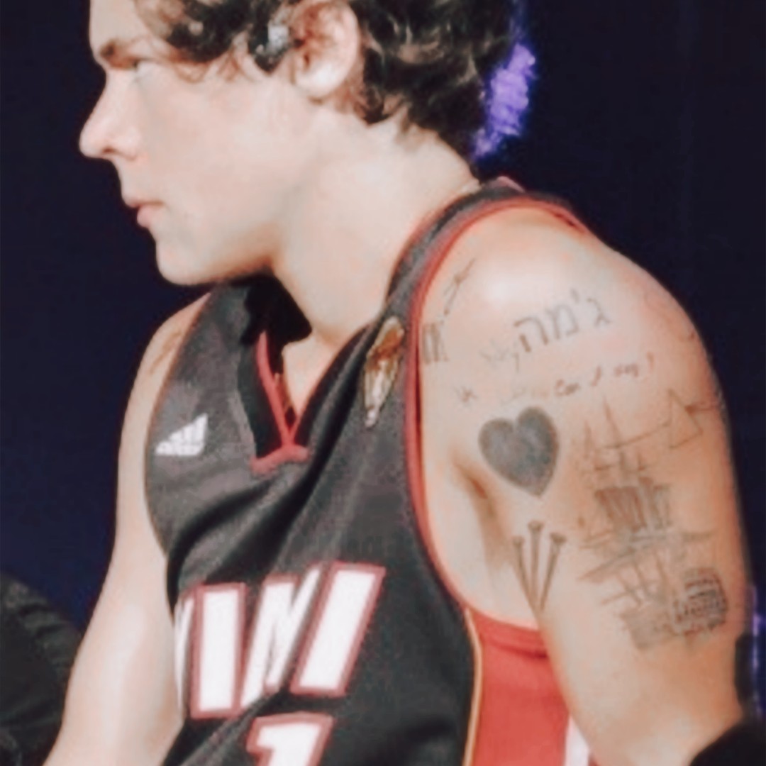 - Enemies with Benefits( https://archiveofourown.org/works/10165181/chapters/22581629)