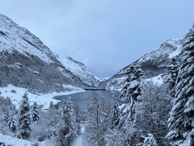 CastanRoi's tweet photo. Alerte, les chutes de neige sur les Pyrénées rendent l'accès des centrales #Hydro d' #Edf_Hydro_SO charmant, mais l'arrivée du redou et de la pluie annonce une fonte rapide ce week-end.#surlepont les agents #EdfOfficiel sont présents pour assurer la sûreté des ouvrages. https://t.co/evX6tYVOik