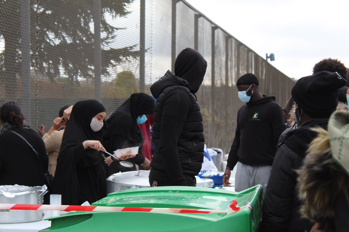 arche_isaac's tweet photo. Al HamduliLlah ! Toutes les louanges reviennent à الله le Très-Haut. 
Aujourd’hui, nous avons accompli notre première maraude. Nous avons apaisé la faim et la soif d’un maximum de nécessiteux. 

Que ceci soit le début d’une grande aventure remplie de partage InshaAllah ✨ https://t.co/RZiIq2roly
