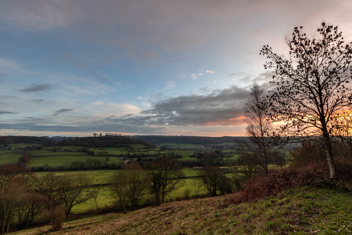 margaretclavell's tweet photo. I don't often take photos of the countryside as l struggle to find good foreground interest. However l am quite pleased with this one taken at Cam Long Down, Gloucestershire at sunset. 
#margaretclavell #camlongdown #gloucestershire #sunsetphotography #countryside #thecotswolds https://t.co/ha46ZKPeUx