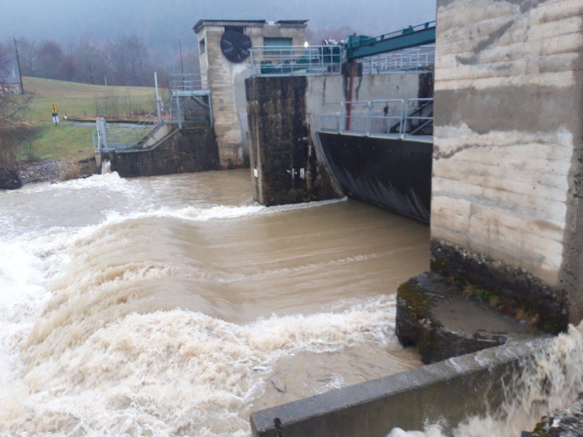 CastanRoi's tweet photo. J'avais gardé ce tweet en brouillon. La fonte rapide a base altitude à augmenté significativement les débits des rivières. Les agents #EdfOfficiel sont bien là ce week-end pour contrôler et réaliser les gestes qui permettent de garantir la sûreté d'exploitation de nos centrales. https://t.co/BScLjE07sW