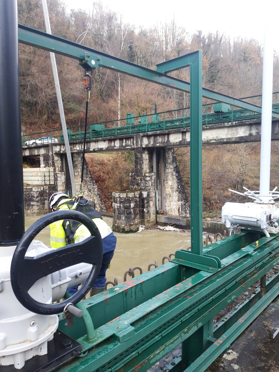 CastanRoi's tweet photo. J'avais gardé ce tweet en brouillon. La fonte rapide a base altitude à augmenté significativement les débits des rivières. Les agents #EdfOfficiel sont bien là ce week-end pour contrôler et réaliser les gestes qui permettent de garantir la sûreté d'exploitation de nos centrales. https://t.co/BScLjE07sW