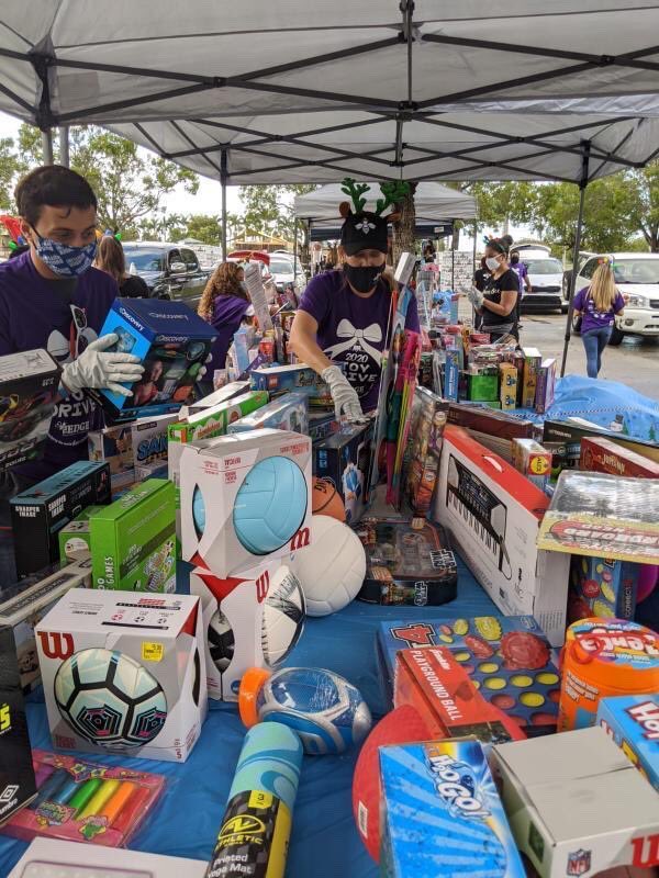 TheEDGEHelps's tweet photo. It’s the BIG DAY!! We kicked off the 14th Annual Toy Drive with lots of holiday cheer! Families drove up to receive toys and donations from our volunteers💜💜💜 

#edgetoydrive2020 #theedgehelps #beethechange #holidaycheer #toydrive #miami #southflorida #childreninneed https://t.co/mTyqZPxQ17