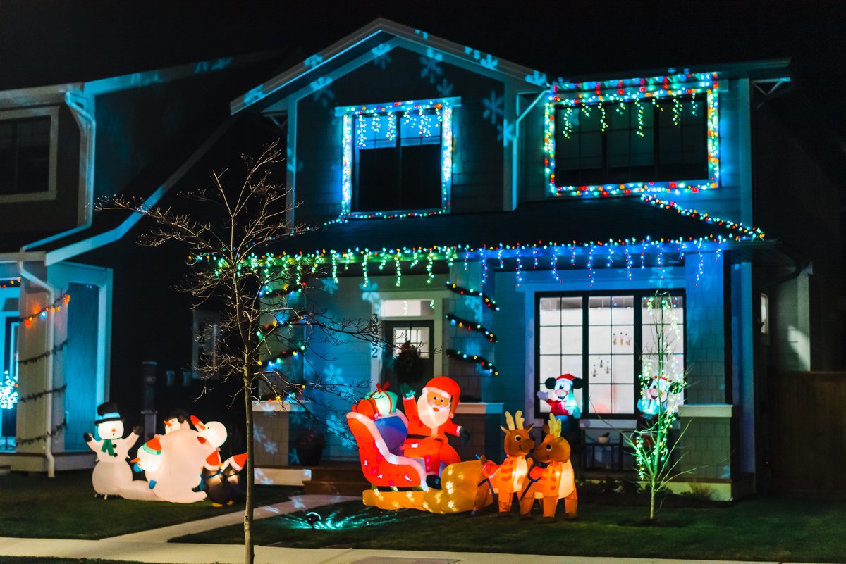 GableCraftHomes's tweet photo. Does your family have a favourite holiday tradition? 🎄 One of our traditions is walking around and checking out the lights! #RoyalBay never disappoints. ❤️ 
Photos courtesy of @itkasanimages. ❤️

#CityofColwood #ChristmasLights https://t.co/VyblpSqCJ0