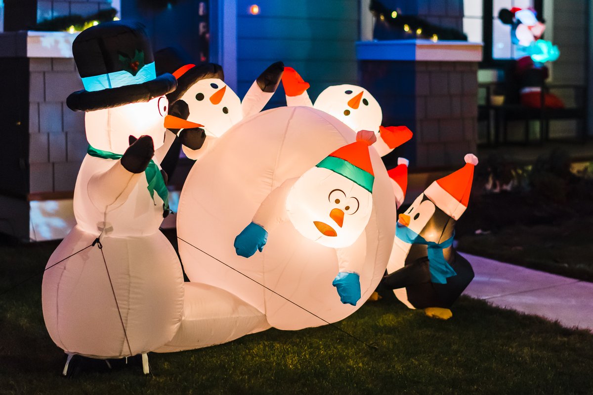 GableCraftHomes's tweet photo. Does your family have a favourite holiday tradition? 🎄 One of our traditions is walking around and checking out the lights! #RoyalBay never disappoints. ❤️ 
Photos courtesy of @itkasanimages. ❤️

#CityofColwood #ChristmasLights https://t.co/VyblpSqCJ0