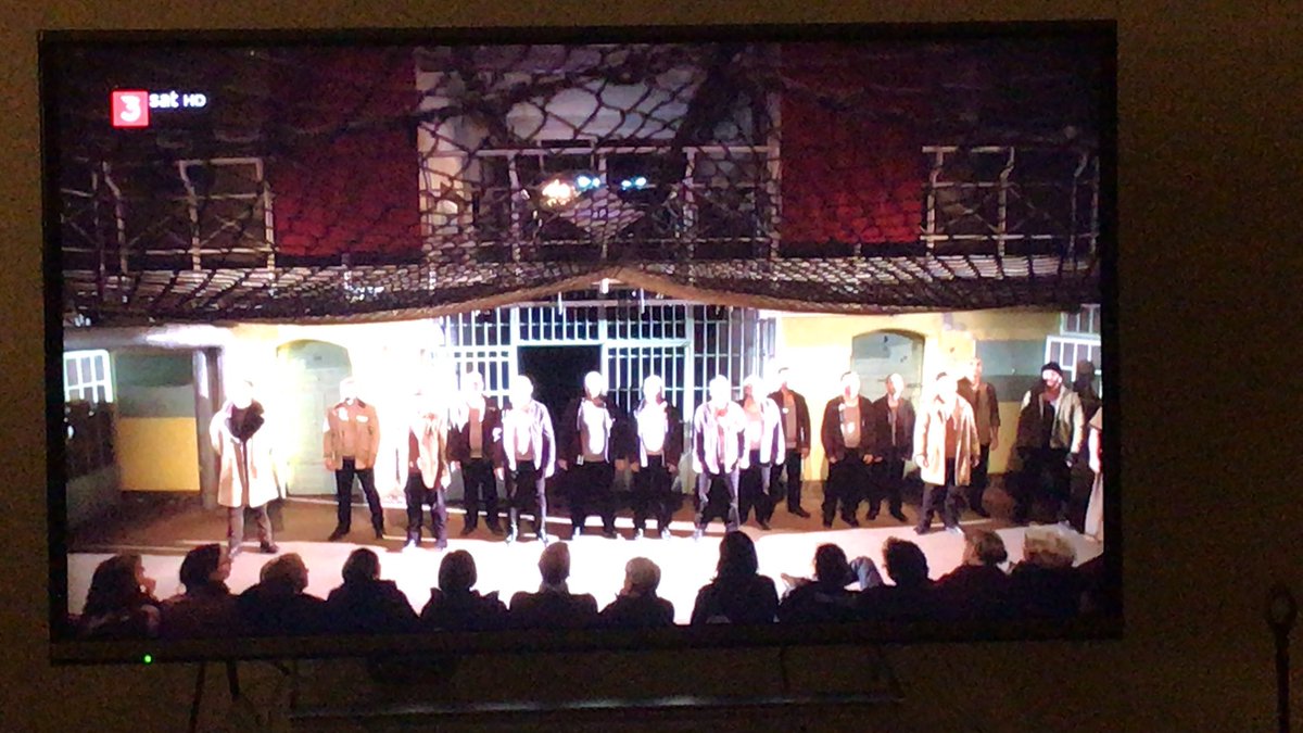 ClaudiaWrightPR's tweet photo. Fidelio - aus der JVA Berlin. Jetzt auf 3sat. Find ich super! 👏  @jvaberlintegel #Oper https://t.co/lHTTCClDWy