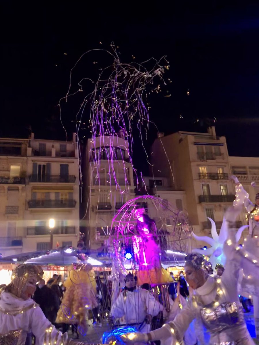 Merci Monsieur Lisnard, pour un moment de normalité en ces temps difficiles! <a href="/davidlisnard/">David Lisnard</a> #marchedenoelcannes