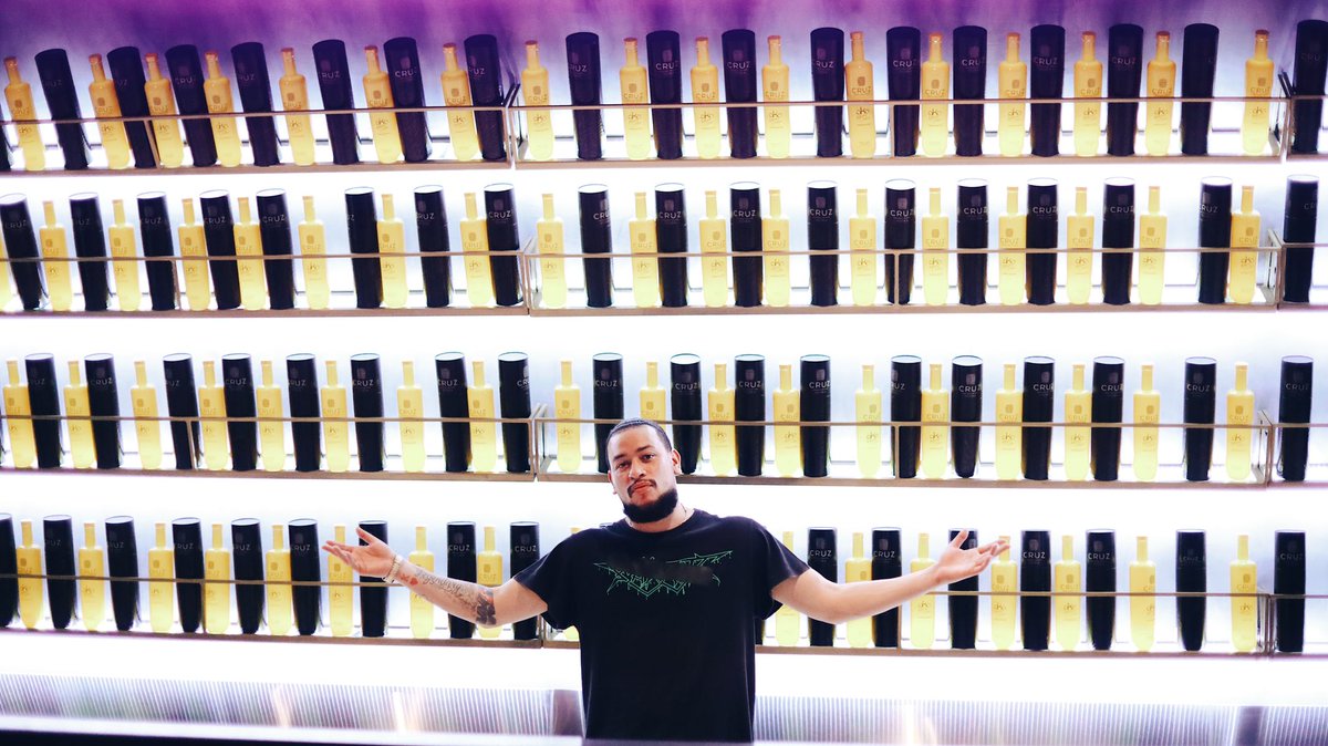 akaworldwide's tweet photo. WE ARE OPEN FOR BUSINESS 💛🐺 @cubaloungeblk https://t.co/nT3NUlRH0J