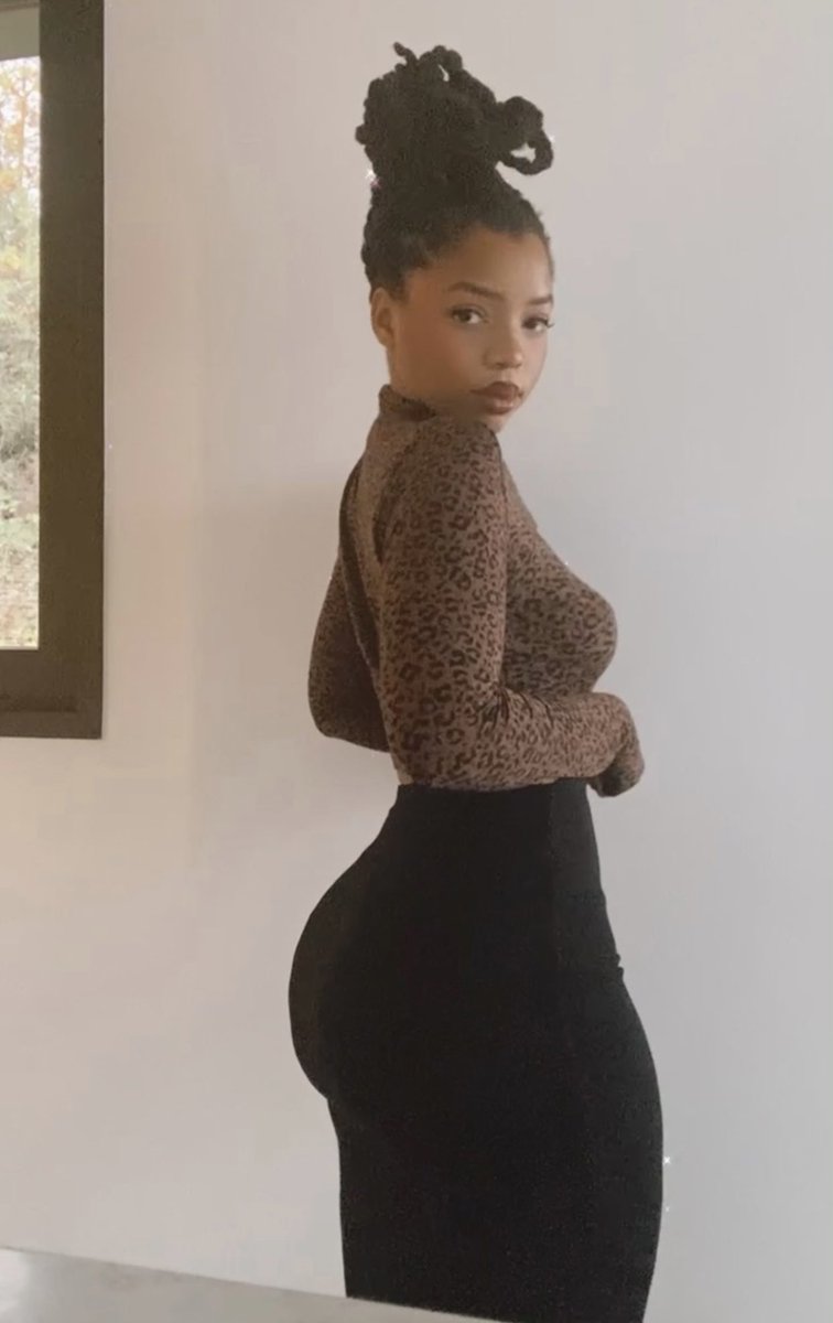 chloexhalle's tweet image. well hello there 🐯🖤
