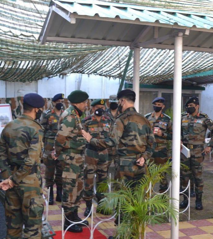 prodefencejammu's tweet photo. Lt Gen RP Singh, GOC-In-C #WesternComd visited #TigerDivision on 11-12 Dec 20. The Army Cdr was briefed by Lt Gen Upendra Dwivedi, Corps Cdr #RisingStarCorps &amp; Maj Gen Vijay Nair, GOC #TigerDivision on the operational situation &amp; security scenario in Jammu Sector
@SpokespersonMoD https://t.co/Q77oCGWfWM