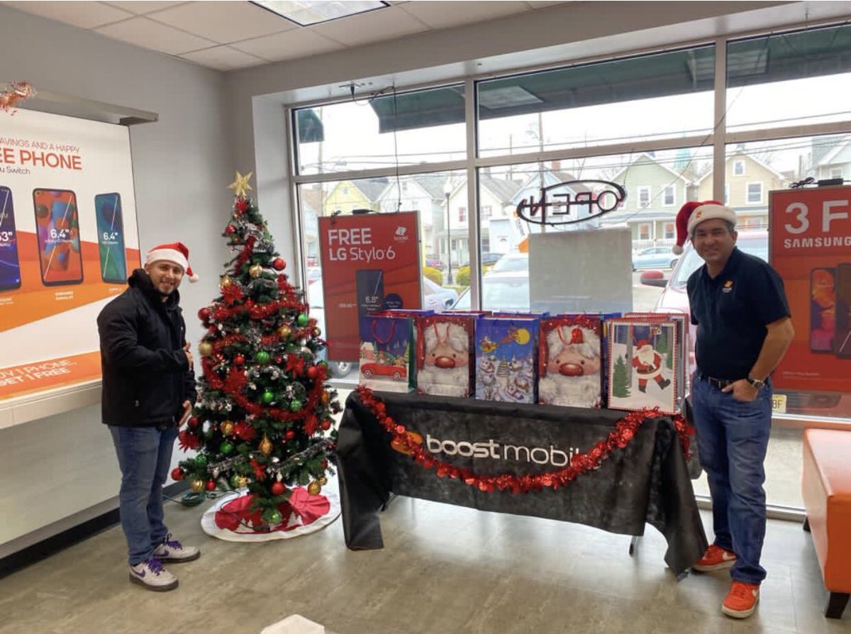 Team_TuVoz's tweet photo. Ready for our Santa Event!!🎅 Come by for your FREE picture with the big man himself today from 2pm-6pm at our Boost Mobile 634 State Street Perth Amboy, NJ. Lots of Giveaways!! 🎁 #Boostdishingdeals #HyperReady
#TuVozStrong ⁦⁦@
⁦⁦@joseq_tuvoz⁩ ⁦ https://t.co/ZRqkSAIC47