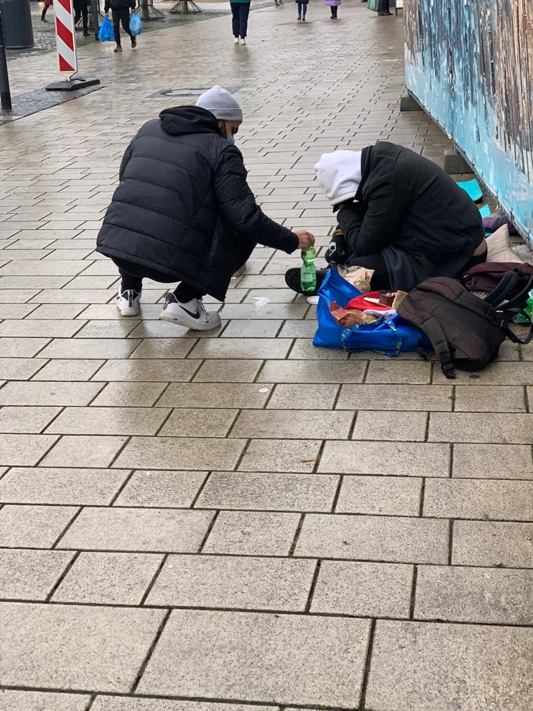 MKA_Friedberg's tweet photo. Die #AhmadiyyaJugend #Friedberg zeigt bürgerschaftliches Engagement.

- Obdachlosenspeisung
- Nachbarschaftshilfe
- Spenden an die Tafel https://t.co/vocabUKCYq