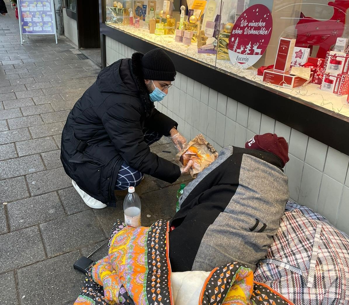 MKA_Friedberg's tweet photo. Die #AhmadiyyaJugend #Friedberg zeigt bürgerschaftliches Engagement.

- Obdachlosenspeisung
- Nachbarschaftshilfe
- Spenden an die Tafel https://t.co/vocabUKCYq