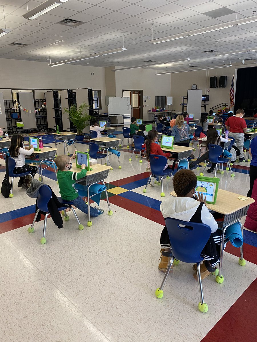 PeapTweets's tweet photo. PEAP students getting in their Hour of Code by exploring Scratch Jr. https://t.co/UCoUFh5PHk
