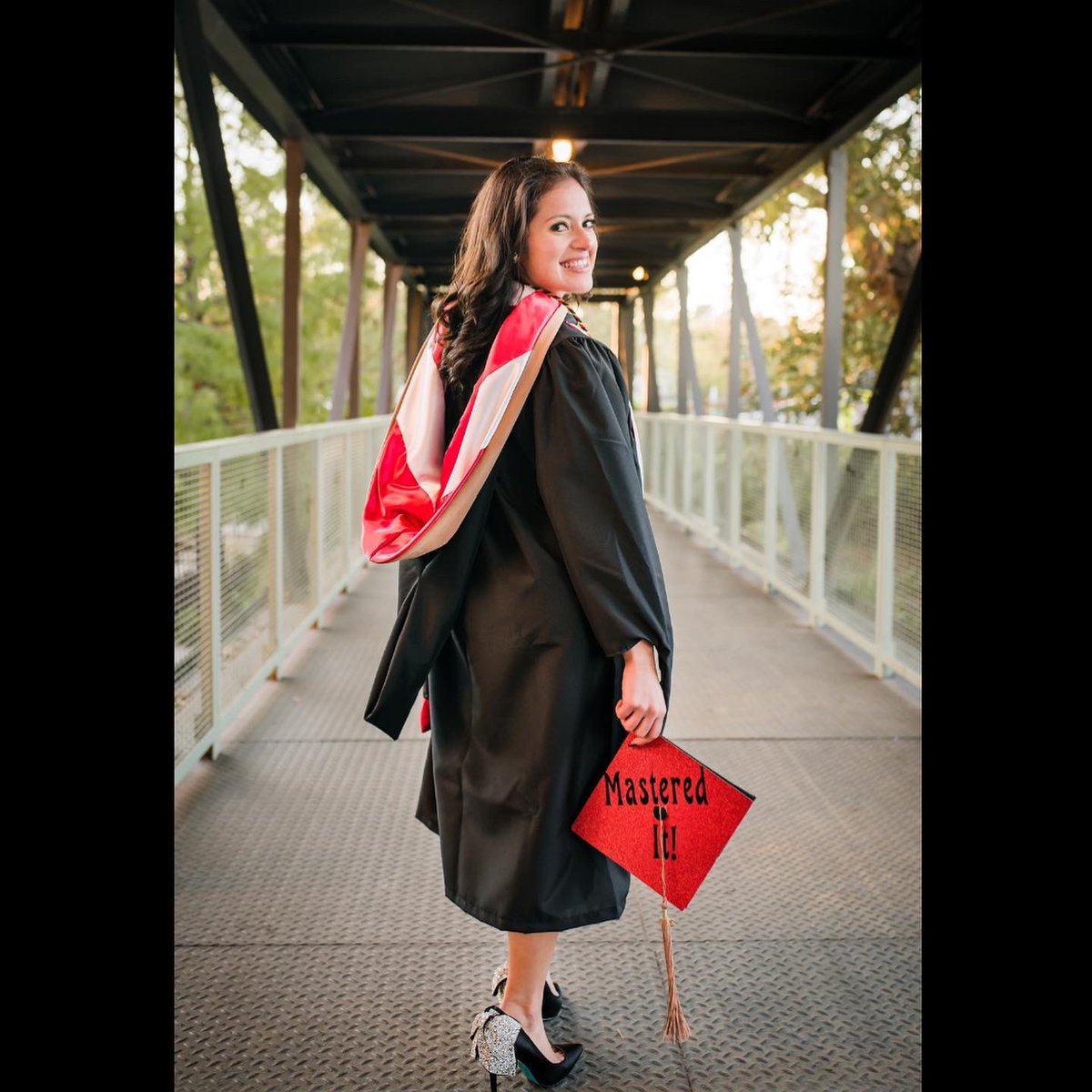 AndaChola's tweet photo. “Mastered it” in 14 months, in a Pandemic, lost my job 2x, DEBT FREE, & with a 4.0! 🔥🎉
Happy what should have been graduation day 👩🏻🎓
#MBA #MBA20 #2DegreesHotter https://t.co/aM4glMb69X