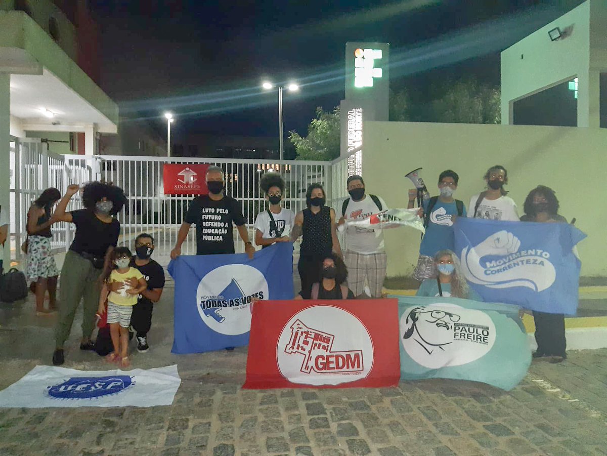 mtvozesifrn's tweet photo. Ontem, o MTV participou de um ato na Reitoria para derrubar de vez a intervenção, pois a Justiça determinou a posse o reitor eleito José Arnóbio em 5 dias.
Enquanto a intervenção existir, nós resistiremos e lutaremos para o seu fim!
#FORAINTERVENTOR
#PELAPOSSEDOREITORELEITO https://t.co/Xnmuucy0rZ