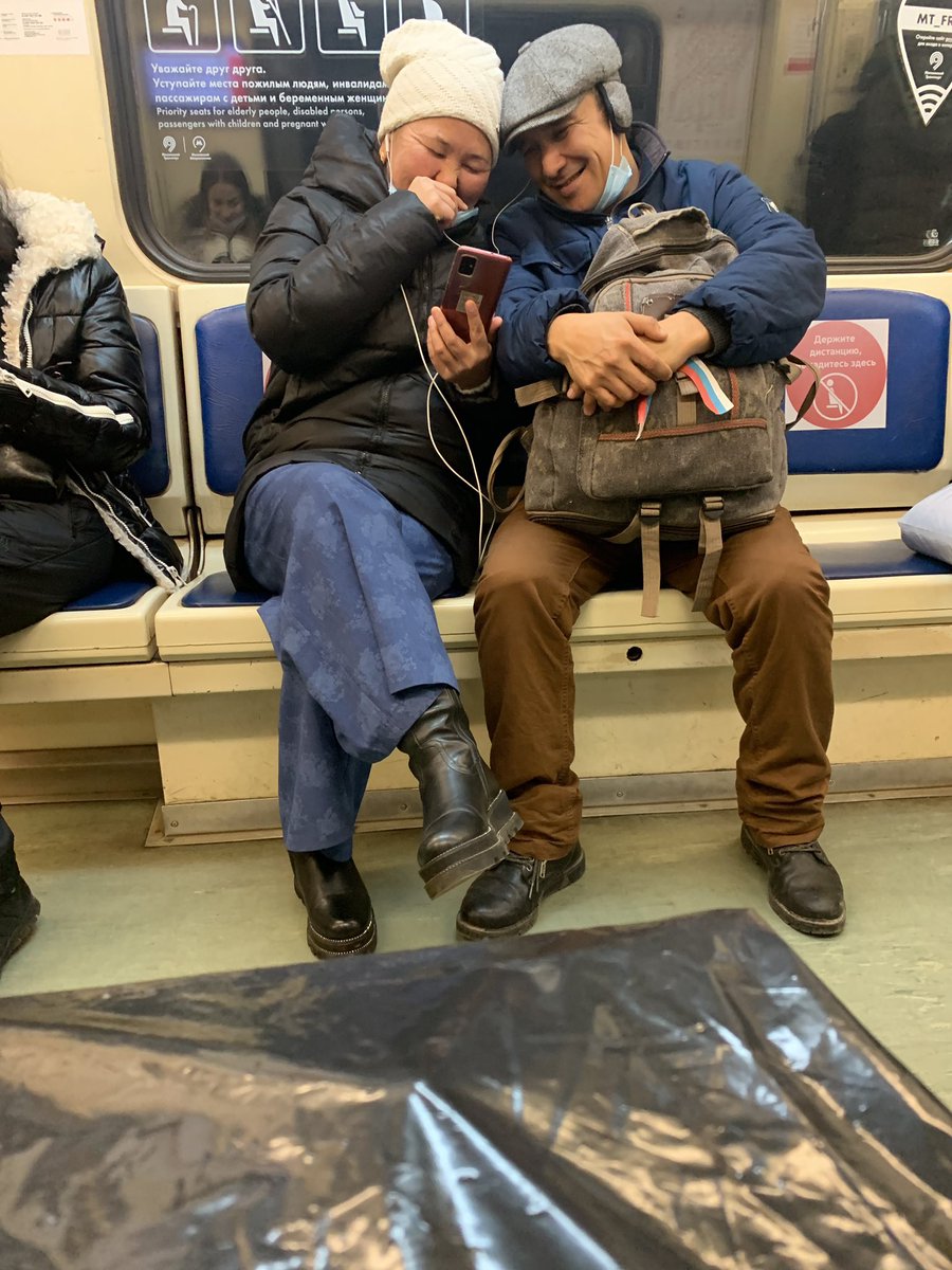 younglvl_'s tweet photo. найдите мне того, кто будет смотреть со мной также в телефон в метро😍😍😍 https://t.co/IKoxYocizu