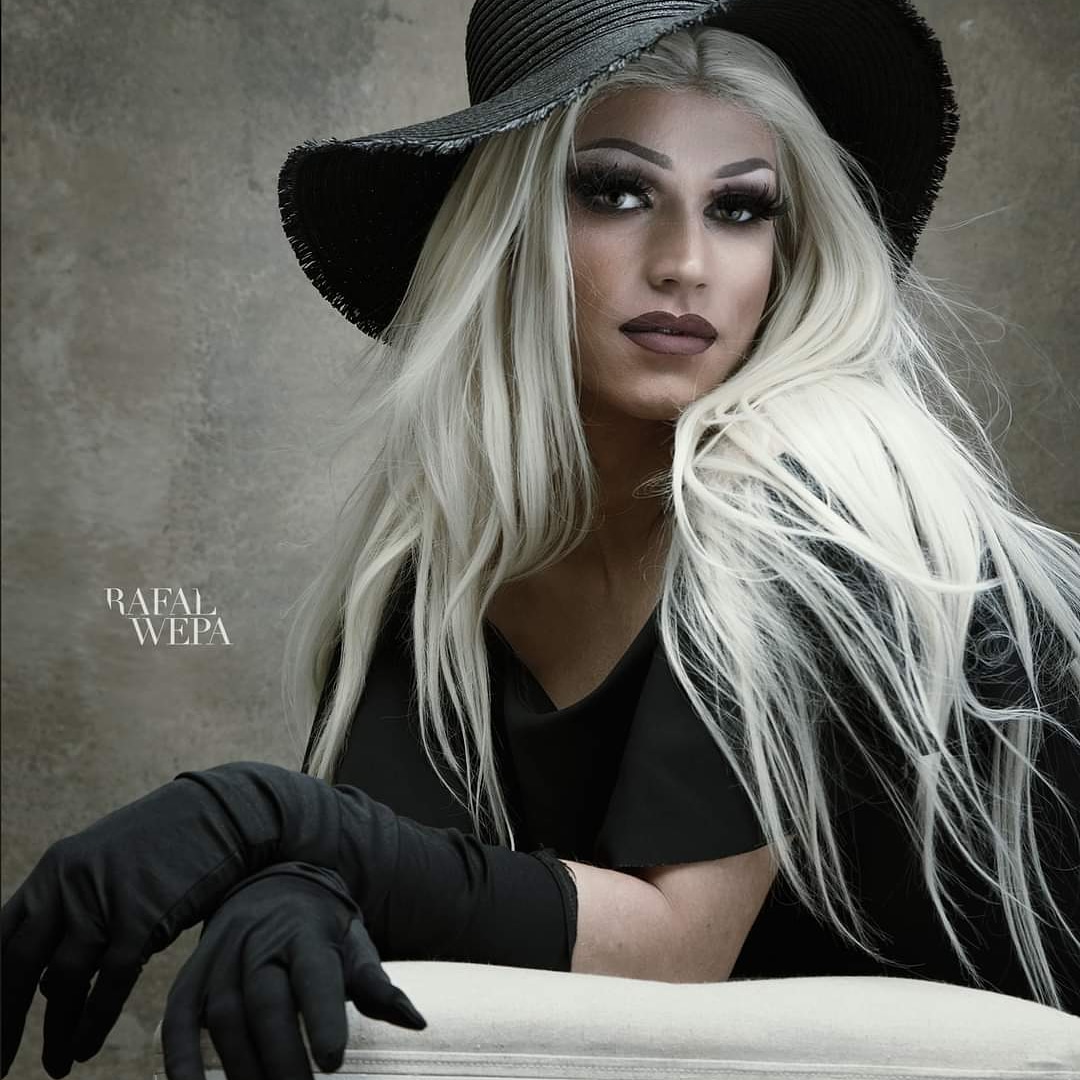 MissNeonLove's tweet photo. Loving this shot by Rafal Wepa Photography 🖤 #irish #photography #photooftheday #portait #studio #drag #dragqueen #irishdragqueen #model #GlamourGirl #glamour #vintage #vintagelook #vintagestyle #blondebomb #blondesrule #sissy #ladyboy #BeProud #queer #ireland https://t.co/BdVK8QcqxY