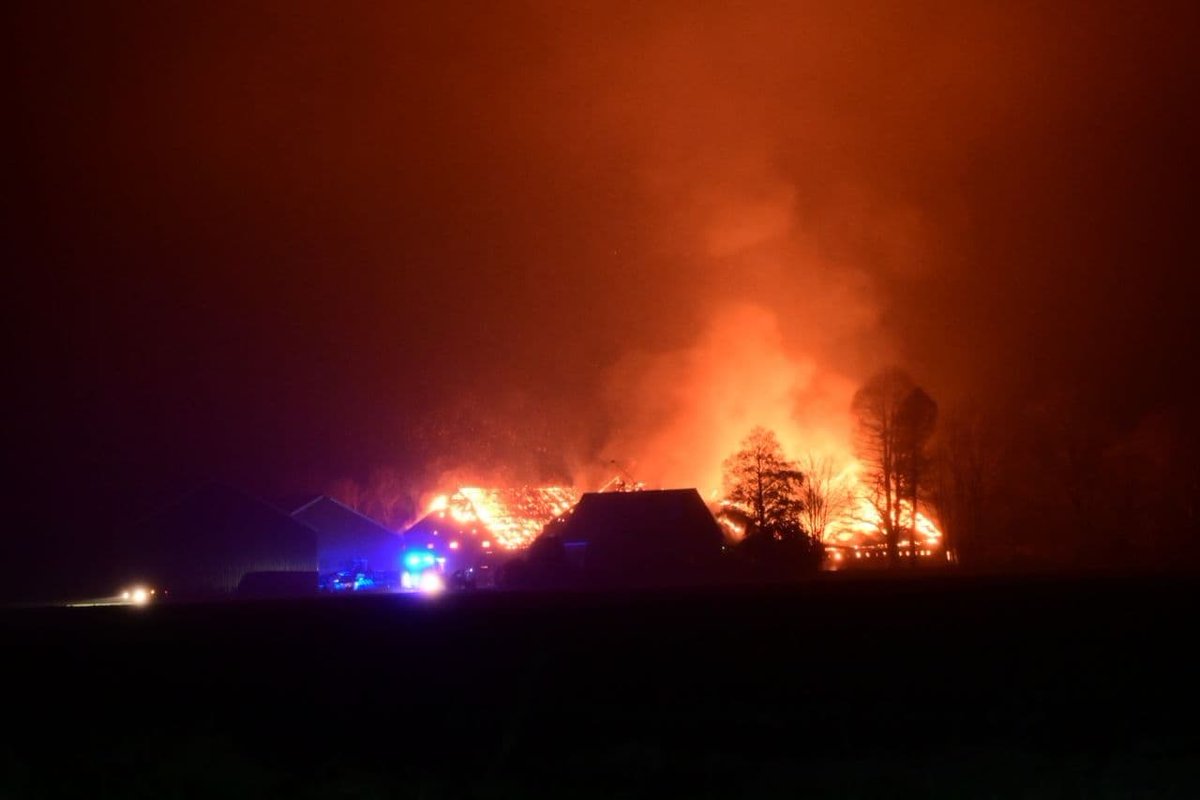 Rtvnoord: In een boerderij aan de Spijkster Oudedijk in Spijk woedt momenteel een uitslaande brand.