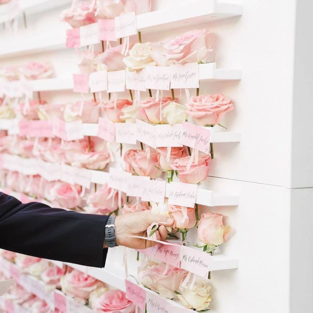 ━━━ Mientras Loki y Disney Princess se encargaban de construir y ultimar los arreglos del palacio, Homelander y Maeve se ocuparon de elegir y disponer la decoración para que los invitados se acomodaran...