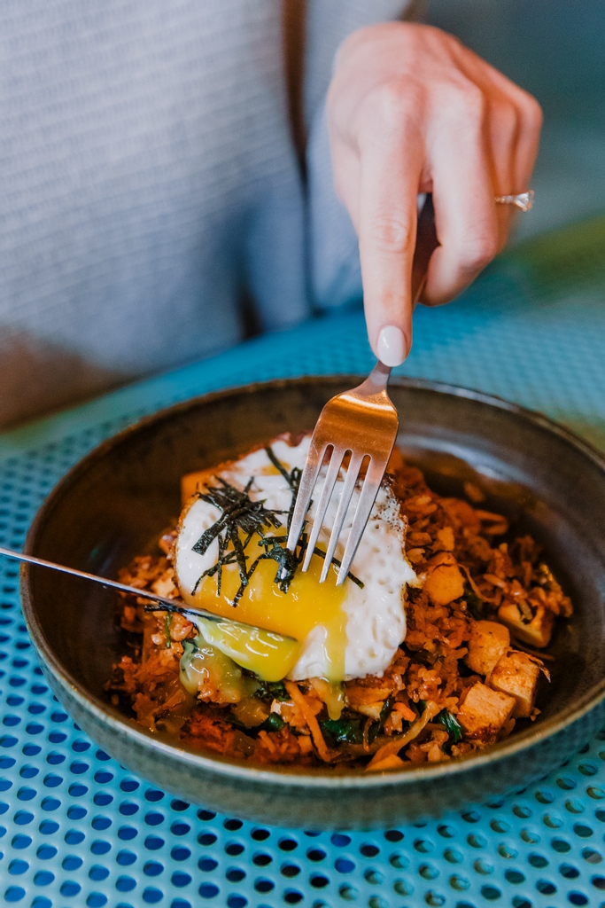 What sport are eggs best at?🥚
...
Running😂
...
Get the...yoke?🤣🤣

Okay we're done...😏Our Kimchi Fried Rice Bowl comes with house made kimchi, kale, nori, sesame, your choice of tofu or pork belly... and of course a fried egg🍳