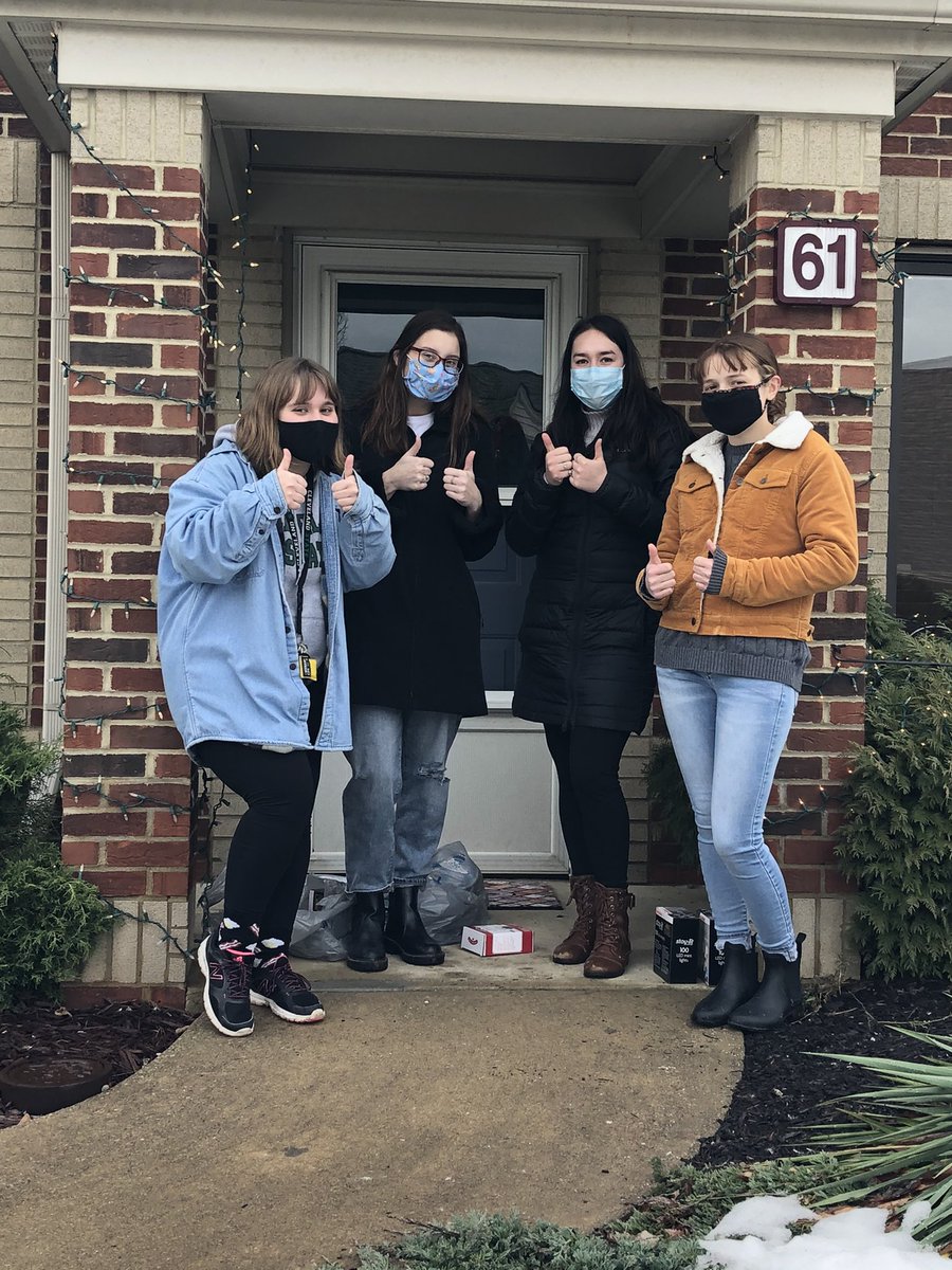 Lc3PsiBeta's tweet photo. Spreading some holiday cheer this rainy Saturday morning by making gift bags for residents &amp; staff at a local nursing home, plus decorating two residential homes! We all need a pick-me-up, and it feels great to give back to our community! Happy Holidays from LCCC Psi Beta 🎄 https://t.co/3Nabb7mTTT