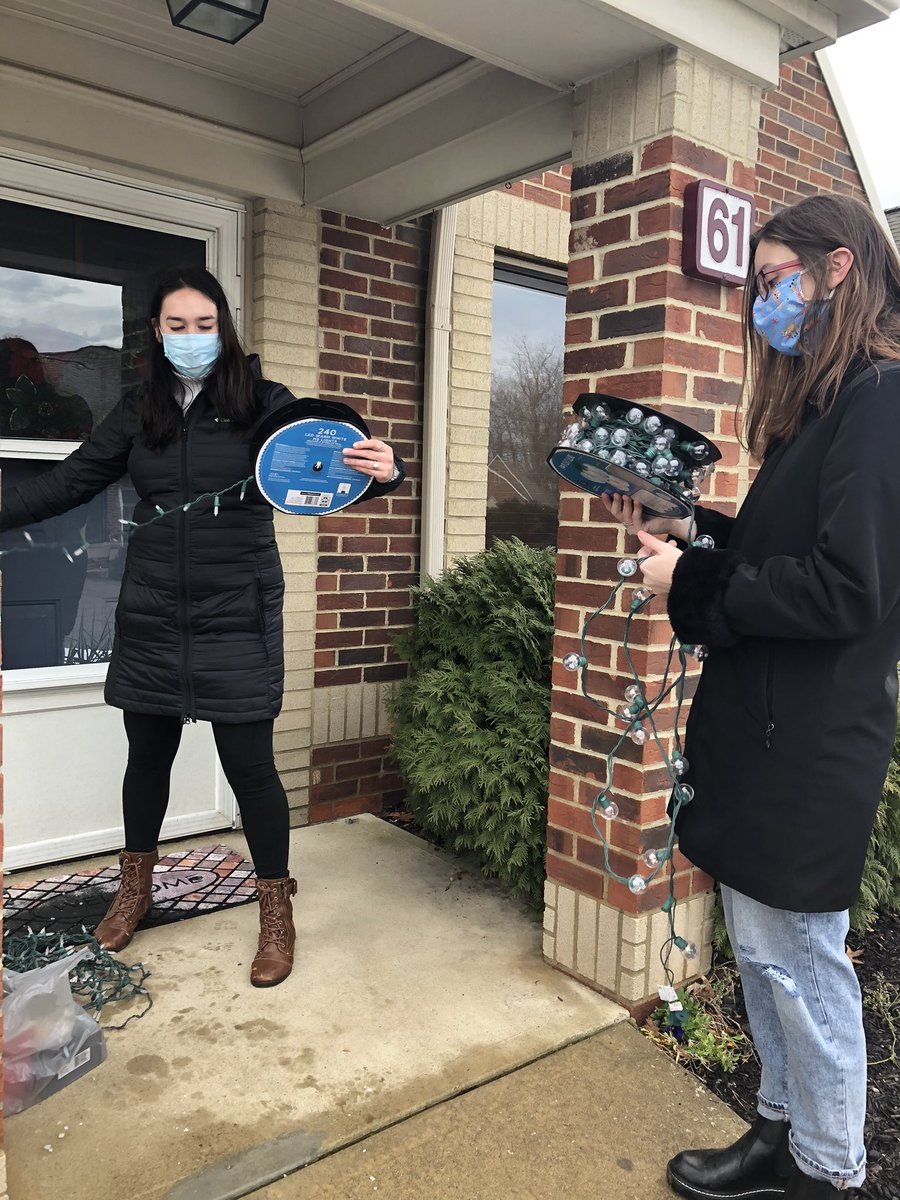 Lc3PsiBeta's tweet photo. Spreading some holiday cheer this rainy Saturday morning by making gift bags for residents &amp; staff at a local nursing home, plus decorating two residential homes! We all need a pick-me-up, and it feels great to give back to our community! Happy Holidays from LCCC Psi Beta 🎄 https://t.co/3Nabb7mTTT