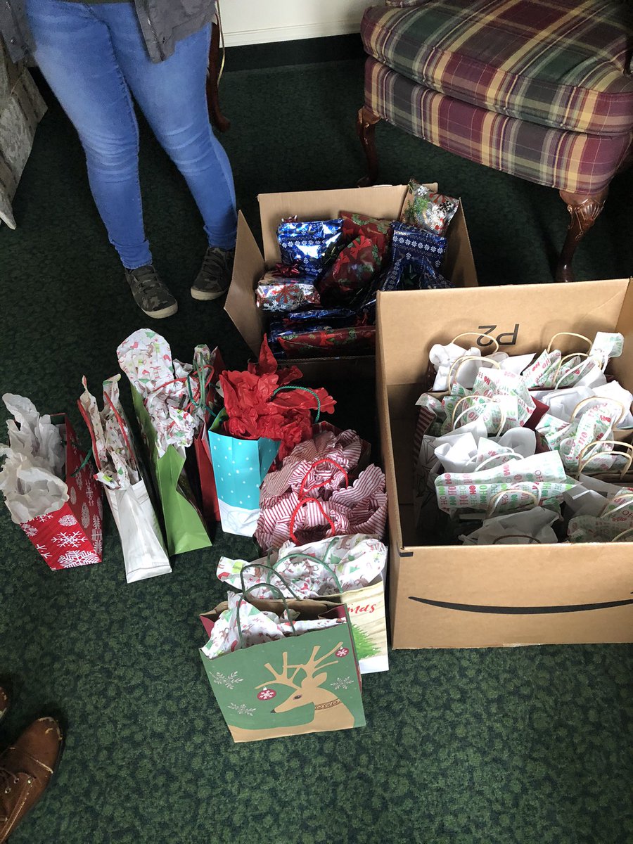 Lc3PsiBeta's tweet photo. Spreading some holiday cheer this rainy Saturday morning by making gift bags for residents &amp; staff at a local nursing home, plus decorating two residential homes! We all need a pick-me-up, and it feels great to give back to our community! Happy Holidays from LCCC Psi Beta 🎄 https://t.co/3Nabb7mTTT
