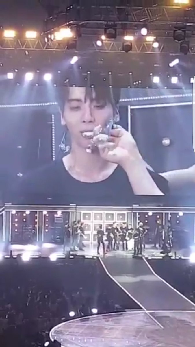 jjongpics's tweet photo. remember when minho feeds jjongie with his fingers and how happy jonghyun got https://t.co/ru3YF8stif