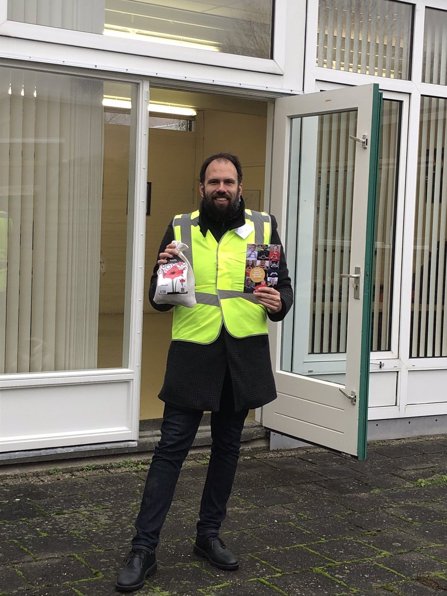 AlphenWestAadR's tweet photo. Vandaag in het Rode Kruisgebouw waar ook de wijkwethouder Hoorn, @erikvzuylen was om een aantal 80+ers te bezoeken. Veel steun van de vrijwilligers w.o. Ruud die vandaag onze chauffeur is 😊👍 #rodekruis #adviesraad #tomindebuurt #gemeentealphenaandenrijn #aandachtvoorelkaar https://t.co/uu9gvFMqkJ