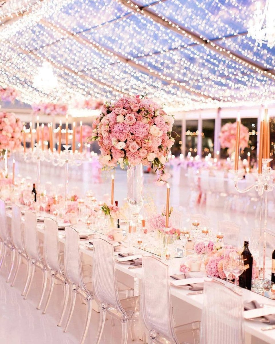 ━━━ Después de todo, la noche iba a ser larga. Así que el palacio tendría sus puertas abiertas también, para que el frío de la nocturnidad no resultara impedimento para nada.