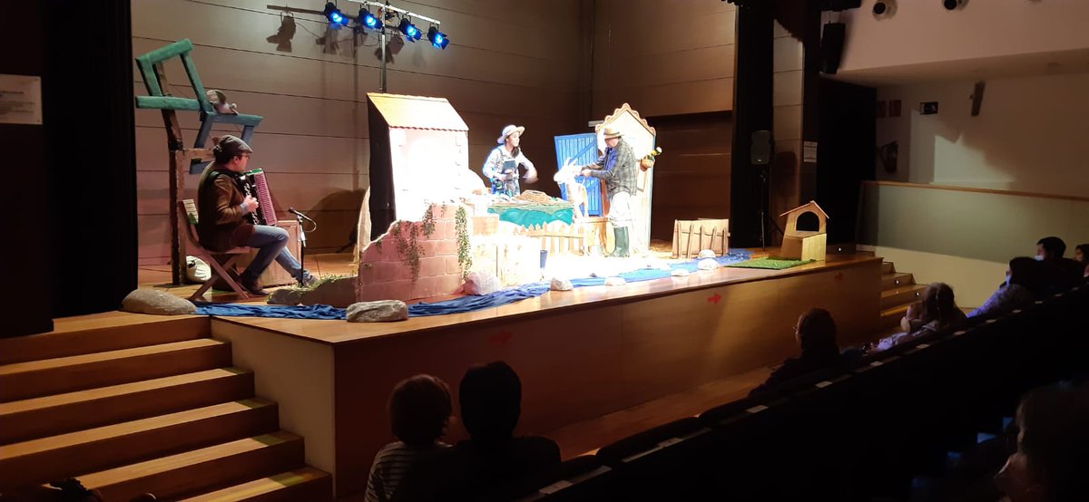 ConBergondo's tweet photo. 📷 Deixámosvos unhas fotos da representación 🎭 da obra infantil "A Toupiña que quería saber quen lle fixera aquila na cabeza", que tivo lugar hoxe no 📍Centro Cultural da Senra.
#ConcellodeBergondo #CulturaSegura https://t.co/64VejcEO4k