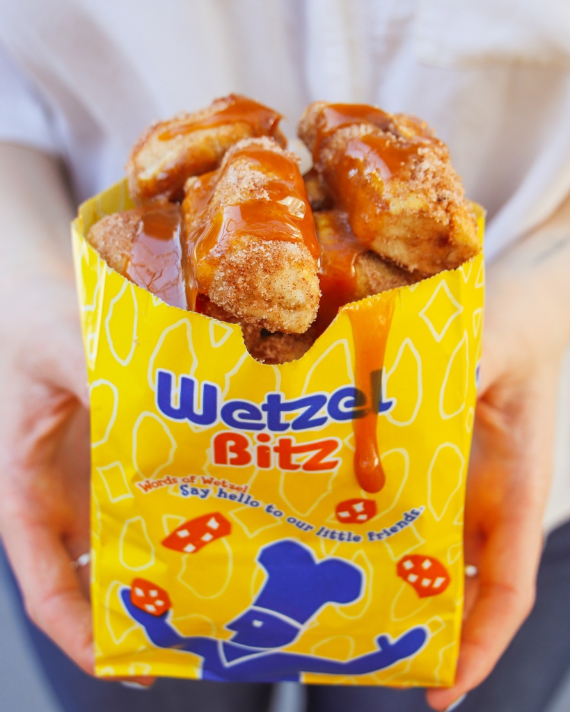 wetzelspretzels's tweet photo. This is the one, true holiday snack. Here's our reasons:
-Reminds you of shopping for ๐
-Tastes like spice & warm & sugar & yum ๐
-Good for sharing with kids, grandmas, crushes, or absolutely no one ๐
#WetzSide #HolidayHappiness https://t.co/reeNUNMY0k