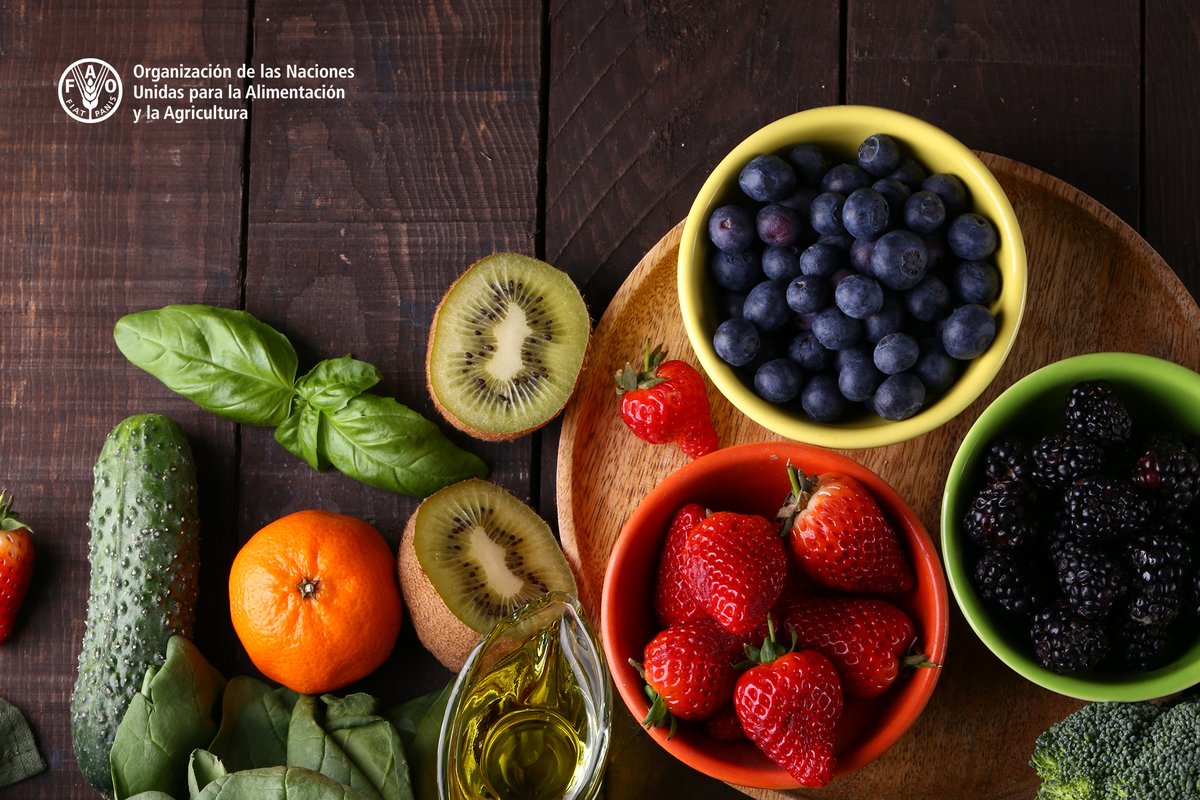 FAOAmericas's tweet photo. Para ayudar a fortalecer tu inmunidad en estos tiempos de #COVID19 , asegúrate de  👇

🍏Comer muchas verduras y frutas
🍔Vigilar el consumo de grasas
🍽️Consumir menos sal y azúcar
💧Beber agua regularmente
🚴Hacer ejercicio https://t.co/fQqxUNVKar