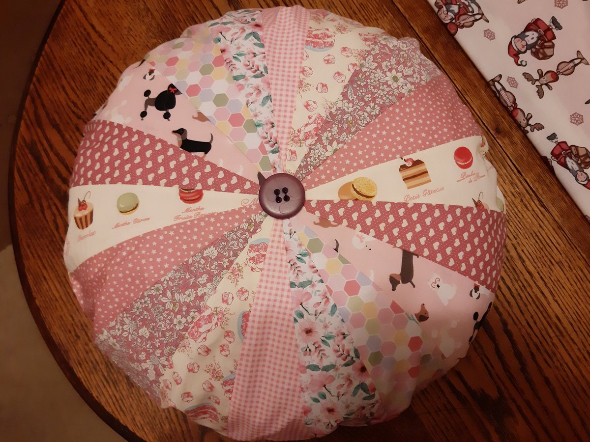 AlisonsBeeClass's tweet photo. Made this for a friends Christmas gift. Colours are better in real light. Hope she likes it?!
#sewing #Christmas #handmade #notmadeinchina #avoidchina https://t.co/SBW78WwrIE