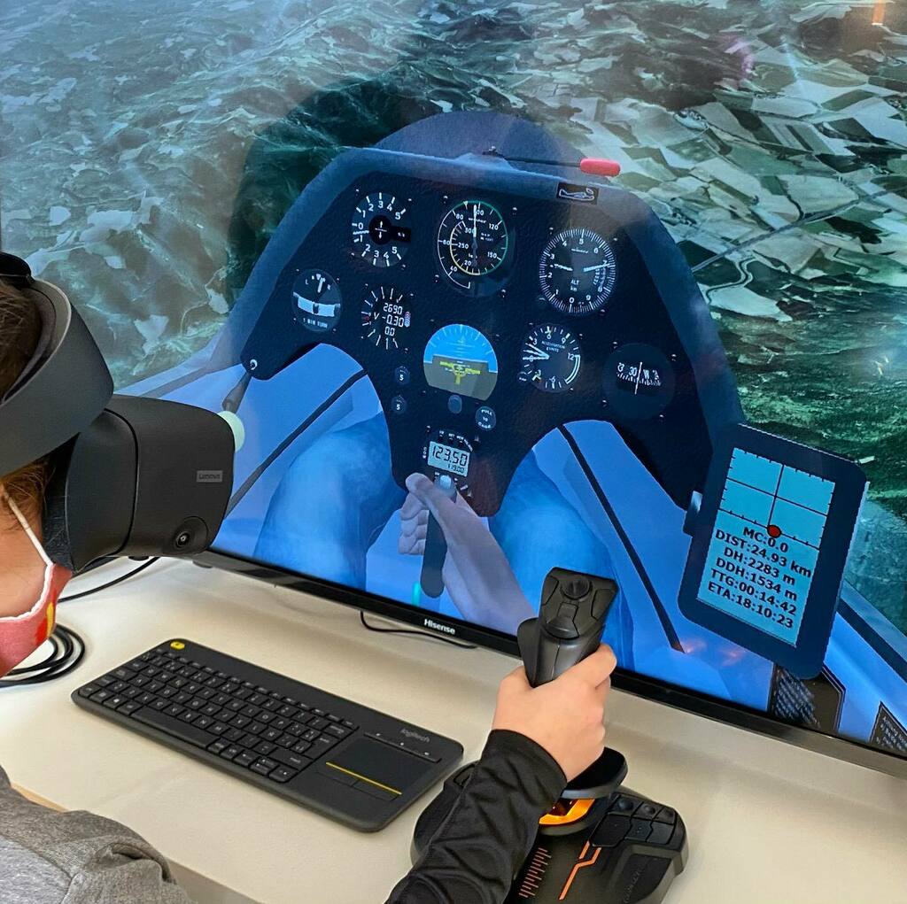 fpico1972's tweet photo. Simulator: Junior Pilot trying her skills in gliding (vuelo sin motor) 💪@condorsoaring #passionforflying #sinmotor #aviation #vuelosinmotor #funflyingwithfrank #newexperience #virtualreality https://t.co/9Xorh0m6Pf https://t.co/FSqX3FtIwN