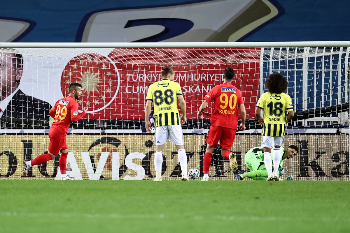 demarkesports's tweet photo. Fenerbahçe'nin bugünkü futbolunu 10 üzerinden puanlayın #Probably https://t.co/HVfNSxCkTc