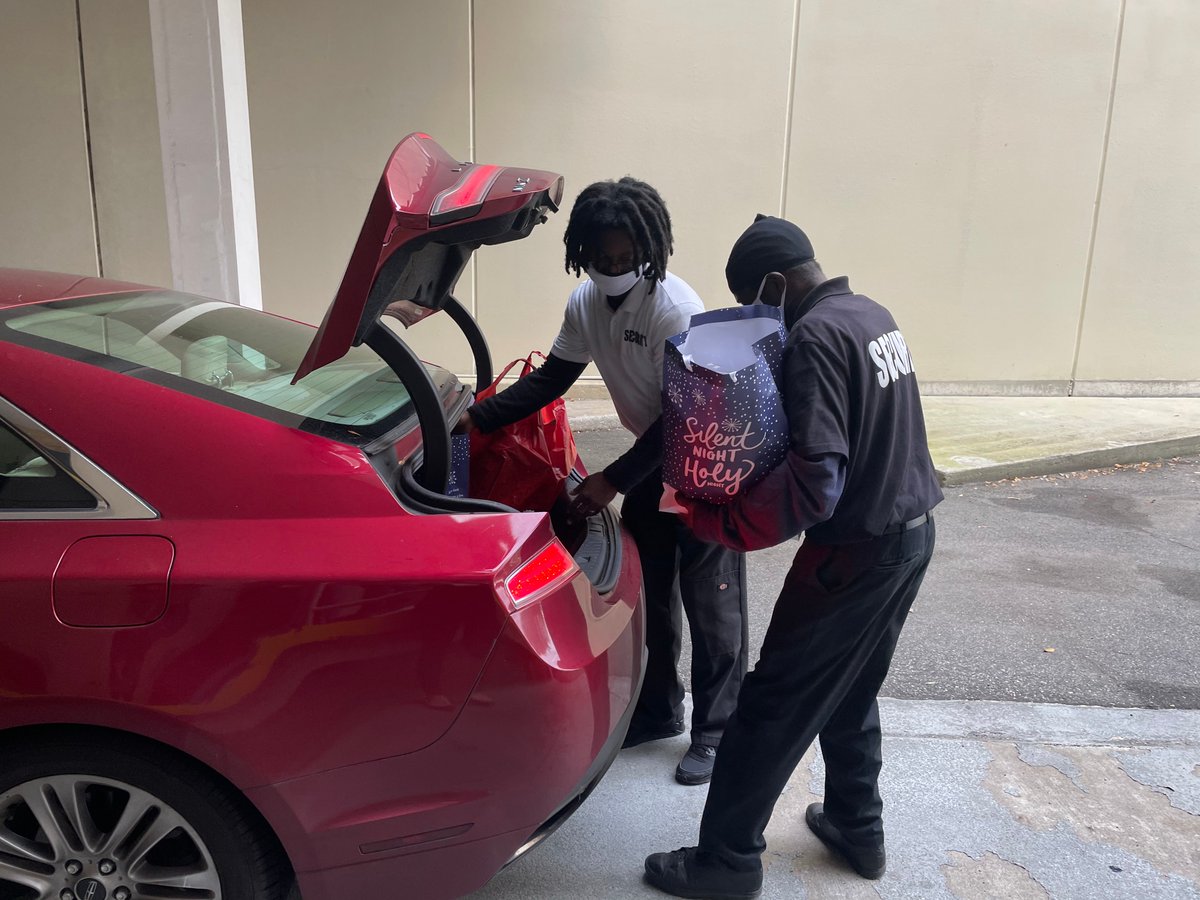 CCB_Jax's tweet photo. Our team distributed Christmas gifts to 40+ families at @TheJessieJax this morning due to the generosity of those who supported our Share Your Blessings campaign. Special shout out to @duPontFund for providing families with lunch from @BiscottisCafe, too! #collaboration #dtjax https://t.co/BFgiVrXTN9
