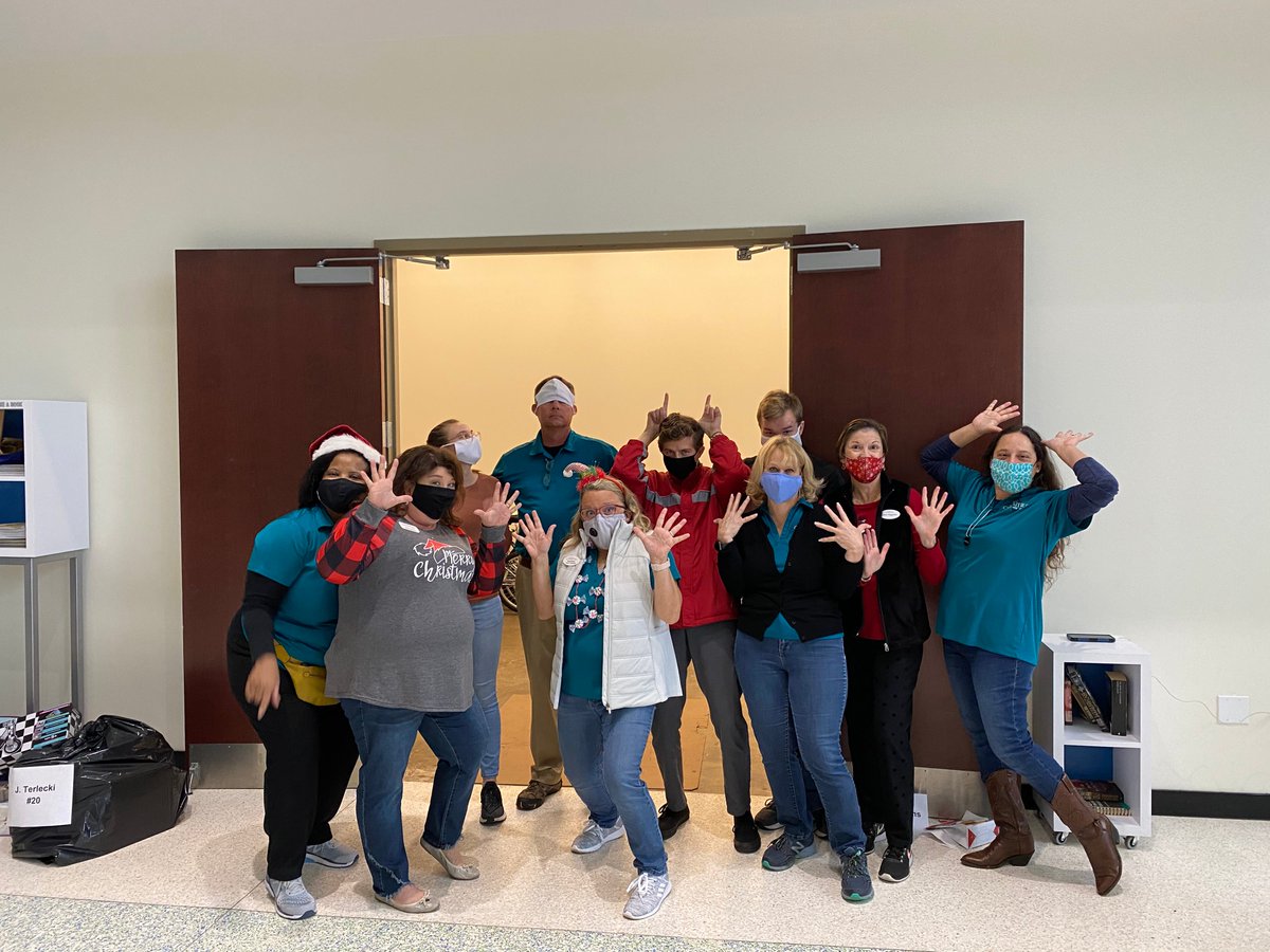 CCB_Jax's tweet photo. Our team distributed Christmas gifts to 40+ families at @TheJessieJax this morning due to the generosity of those who supported our Share Your Blessings campaign. Special shout out to @duPontFund for providing families with lunch from @BiscottisCafe, too! #collaboration #dtjax https://t.co/BFgiVrXTN9