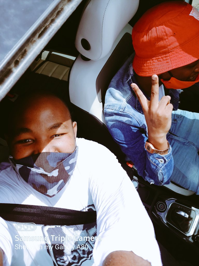 Timmietiny's tweet photo. I think @VolkswagenSA caught us driving off in their new carπ
#unLaunch
#TheDriveToDefy
#VolkswagenTRoc
#TheDriveToDefy https://t.co/fihr0uCgZB