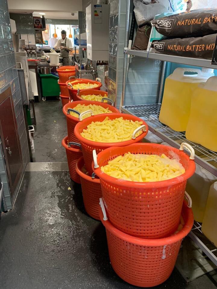 oystershellbath's tweet image. Prime cod, crisp fried prawns, homemade fishcakes, Scottish langoustine tails and more - we’re here until 8.30pm with all your favourites...! 🐟🍟

Order yours here, or pop in → menus.preoday.com/the-oyster-she…
#saturdaynightvibes #takeawaytime #theoystershell