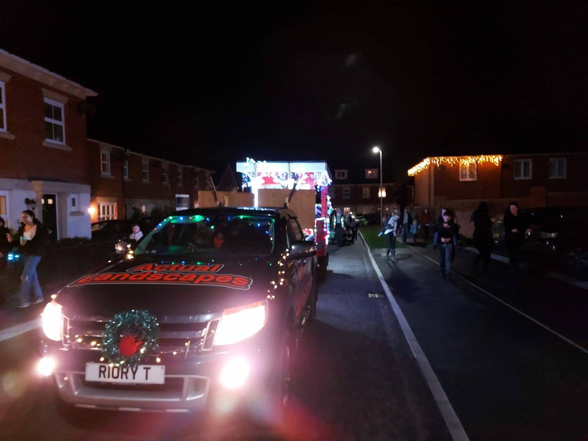 ChesterRoundTbl's tweet photo. We are loving our Float around #Saighton. If you see us make sure to #Wave for Santa. If you have any awesome videos or pictures please tag us in, we really do enjoy seeing those smily faces 😁🎅👋
Us the tracker to find us and please adhere to the #SpaceWaveDonate policy 🦌🛷🎅 https://t.co/uTl6HAdUOA