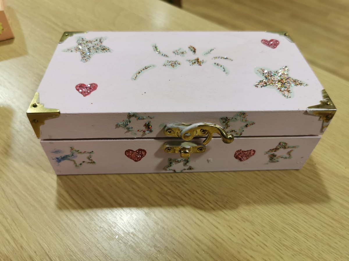 caththomp1231's tweet photo. It's all getting very creative in the theray room at The Orchard.  Derry our H&amp;WBW has  been motivating  service users   very empowering . https://t.co/vQNkzE8V7B