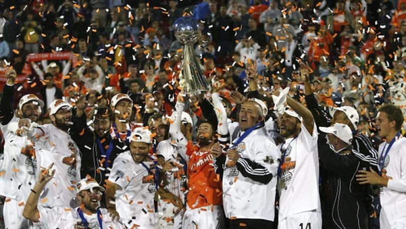New England Revolution (3)-(4) Houston Dynamo (2006)Primera  #MLSCup   que se decidió desde los once metros en favor de un  #HodItDown en su primera final. Los  #NERevs   continuaban su mala racha de resultados en un partido después de ver como le remontaban el partido otra vez