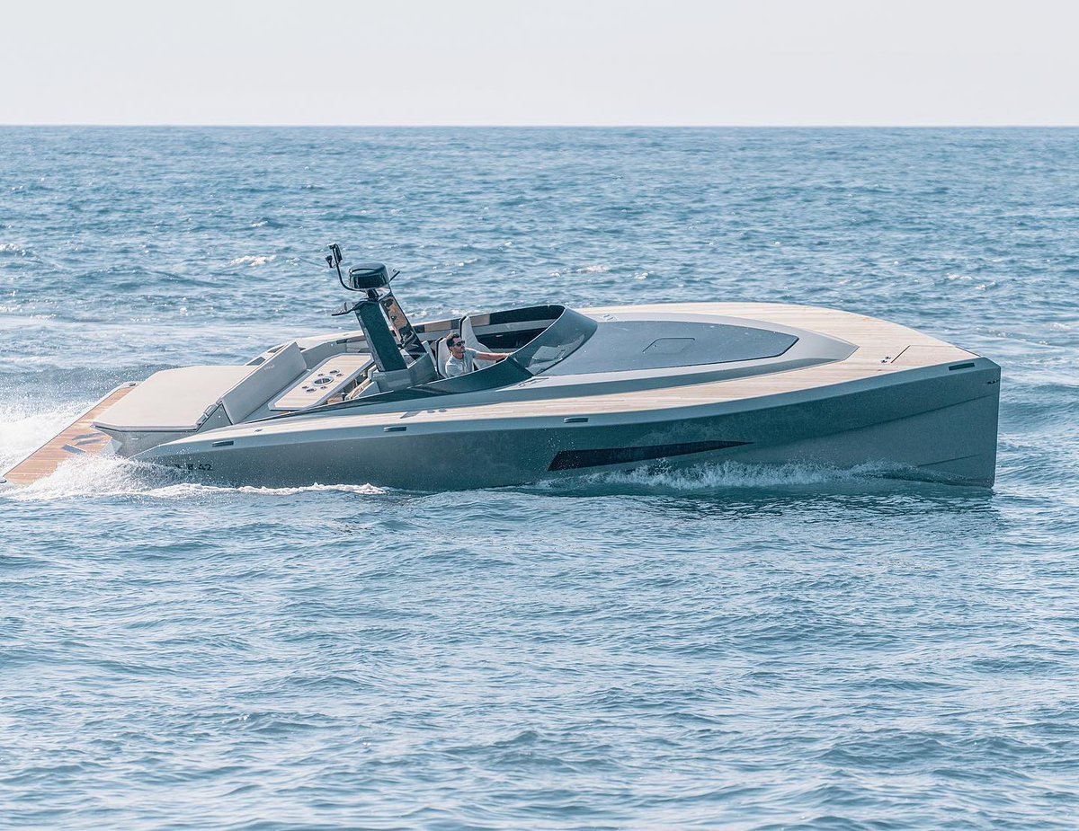 Say 42: casco de fibra de carbono y sello alemán.: La embarcación a motor SAY 42 sorprende especialmente por el material con que ha sido construida: carbono, con lo que se consigue un casco de poco peso que, unido a la potencia de sus motores, le… dlvr.it/RnWW2p