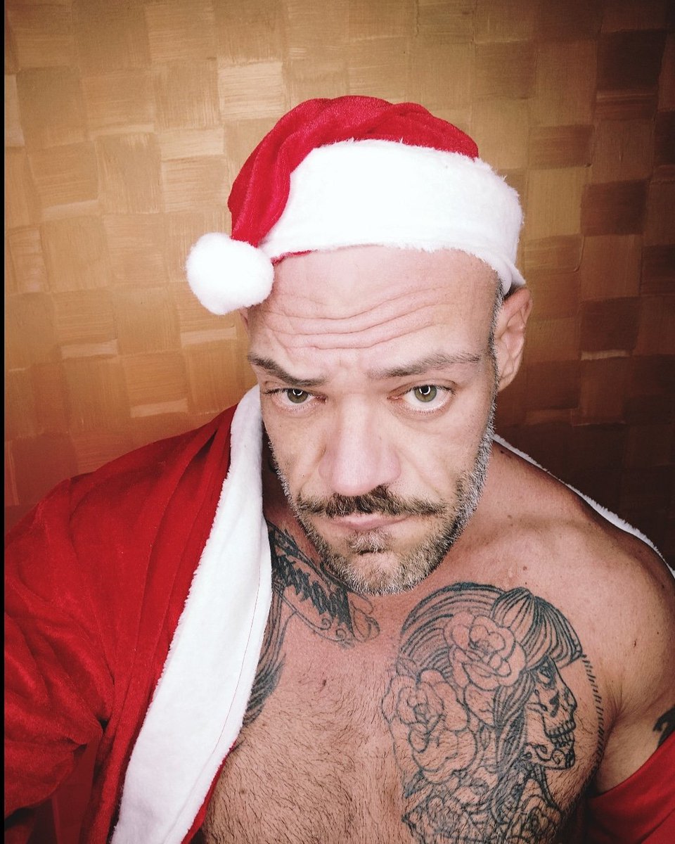 Jaffaxxx1's tweet photo. Babbo Natale si prepara per andare al lavoro🌲🌲 #rubricalilla #sexcoach #pornactor #sexworker - seguimi la domenica su facebook su https://t.co/HycKYD2Fmu con la #domenicared 🔥🔥🔥 https://t.co/HPBgrOe4Pz