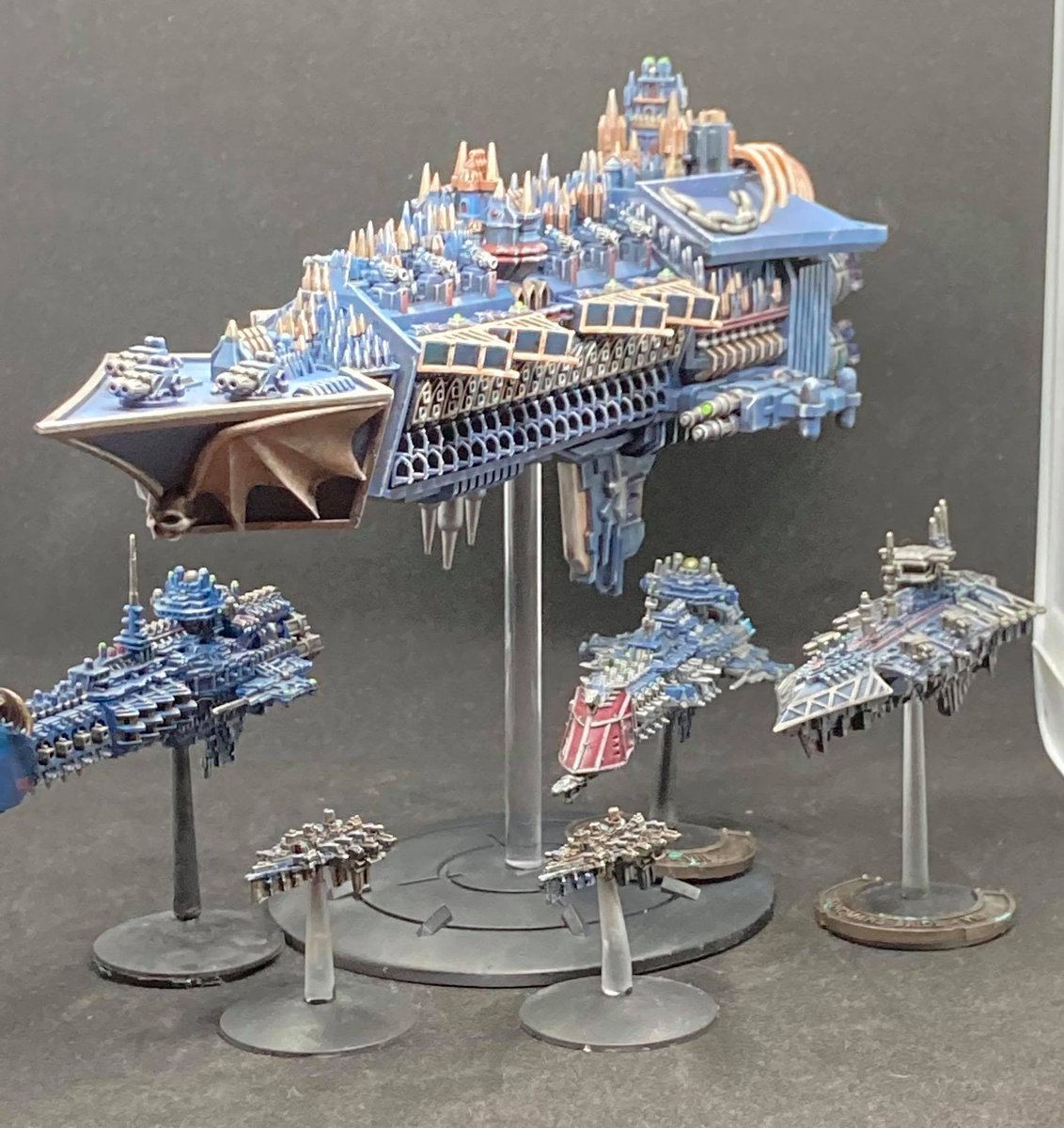 Voluptuousfurby's tweet photo. Gloriana, 'Nightfall' completed. Massive sized ship, sculpt by Soulforge Studio on patreon! This absolutely dwarfs the OG plastics besides it... Looking forward to using this in BFH.

@Leaky_cheese  @RR30KPodcast @TheRaceforTerra 
#warhammer30k #battlefleetheresy https://t.co/1t0jPQIe99