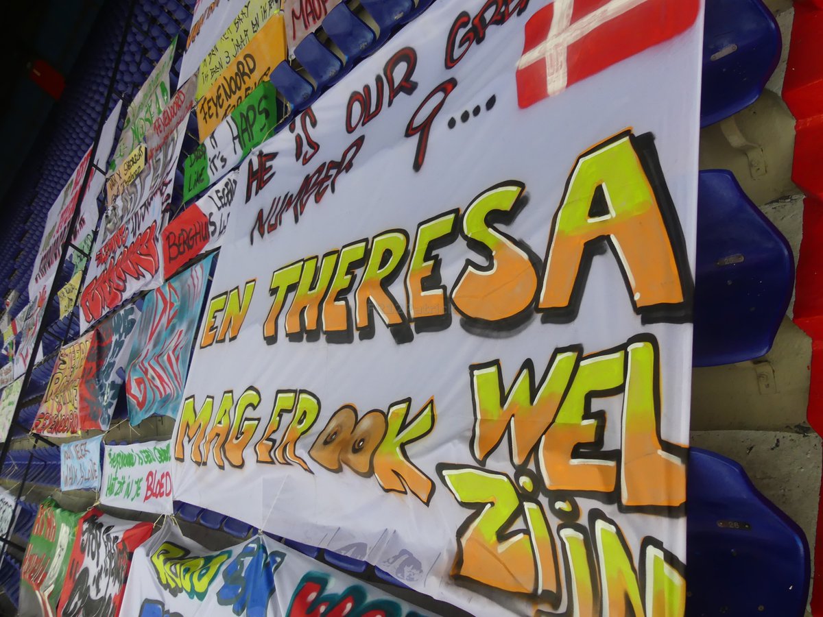 FR12Patrick's tweet photo. Ludieke spandoeken, #FreePolski en #FreeGans doeken, het Jeugdjournaal die een item kwamen schieten. https://t.co/3yUdnFLfa4