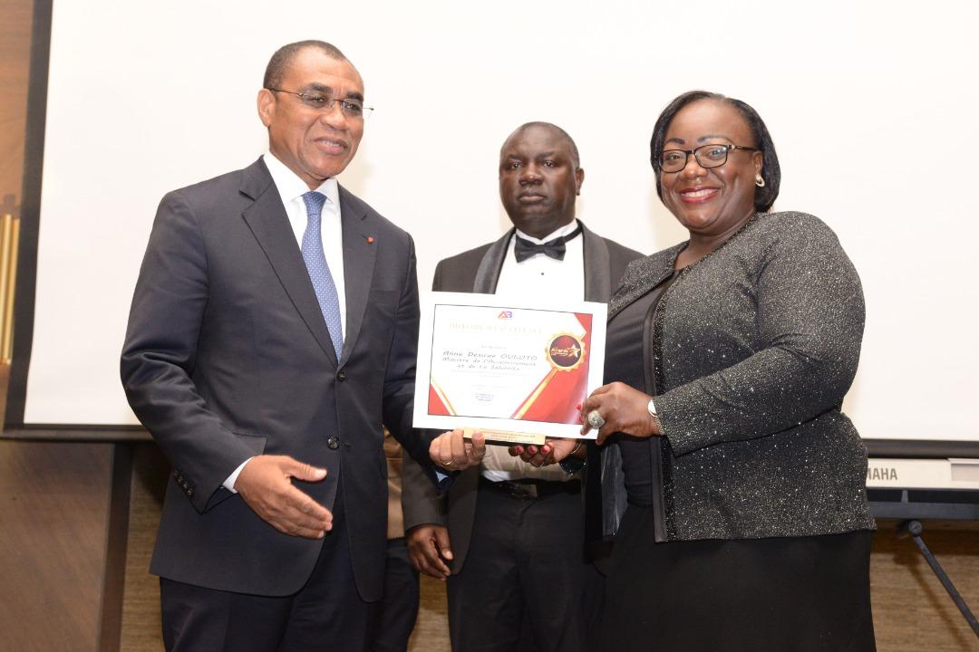LCavally's tweet photo. À l'occasion de la 2 ème édition des Awards des Entreprises et des Institutions ivoiriennes, une initiative de #ABCommunication tenue le vendredi, 11 décembre, au Radisson Blu Hôtel Airport, la Ministre Anne @OulotoD a reçu le Prix Spécial Développement Durable et Ville Propre.🇨🇮 https://t.co/bnYiusdlVw