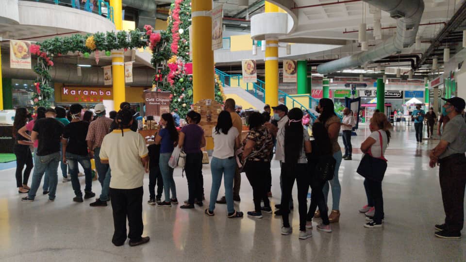 Las marcas de café participantes  en la 2da ExpoFeria Moliendo Café en el C. C. Metrópolis de Barquisimeto edo Lara, muestran su proceso productivo en la elaboración de un producto de calidad; además de poder degustar con los mejores  baristas y otras actividades hasta el domingo